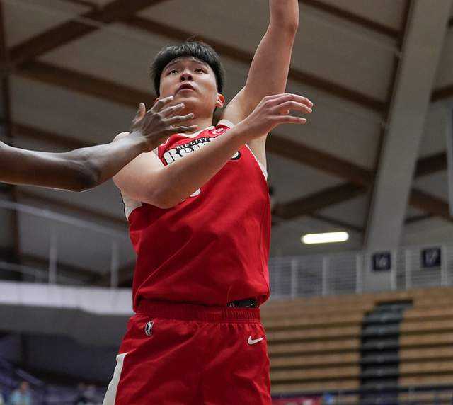 杨瀚森11中8轰17+11！单节9分统治攻守带队追分！提升点足够多！