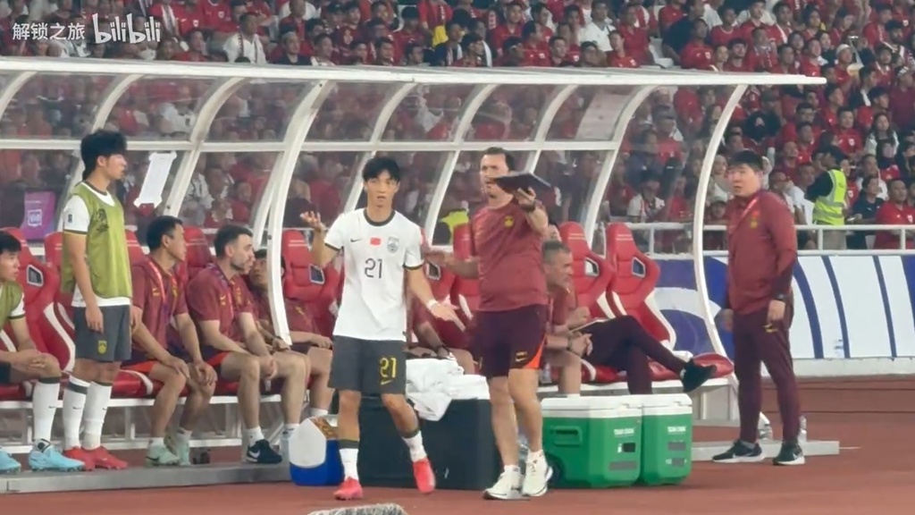 媒体人：国足换人“认错人”是沟通失误，后面是受伤改变换人策略 