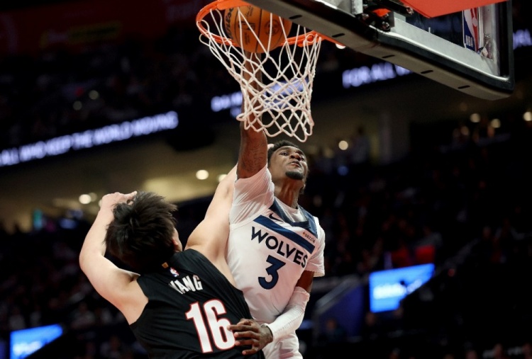 首秀5分钟被隔扣?杨瀚森的美职篮第一课,恰是成长的起点 首秀5分钟被隔扣?杨瀚森的美职篮第一课,恰是成长的起点