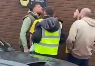 战绩不佳！英媒：狼队门将若泽-萨赛后遭不满的球迷围堵