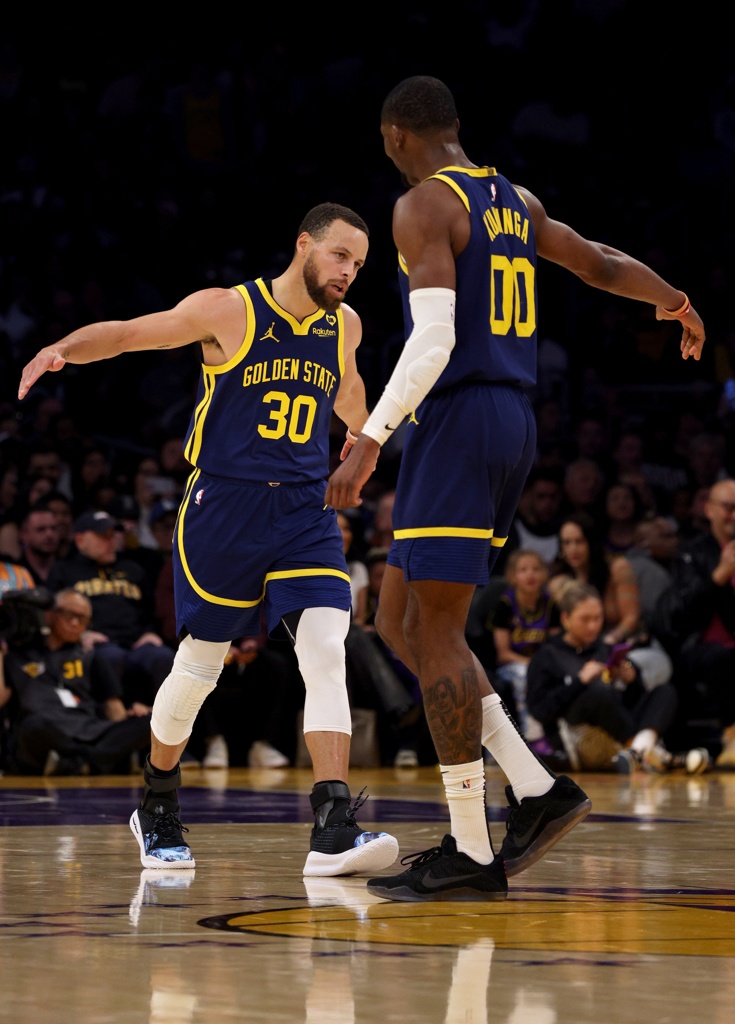 库里:库明加接受了防守东契奇的挑战 他打出了有影响力的表现 库里:库明加接受了防守东契奇的挑战 他打出了有影响力的表现